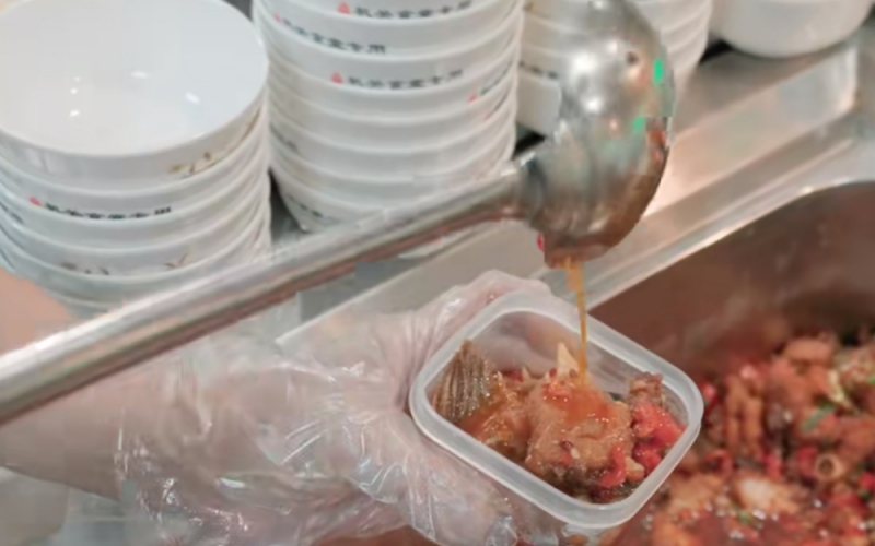 中小學(xué)智慧食堂安全管理：智能預(yù)警與規(guī)范留樣雙驅(qū)動